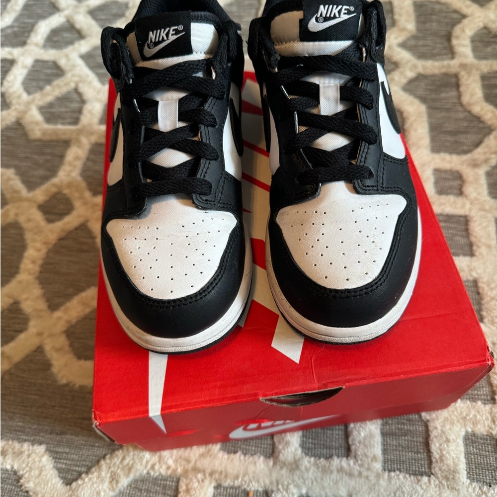 Kids low dunks all flaws from normal wear and tear shown in photos. Gently used.
